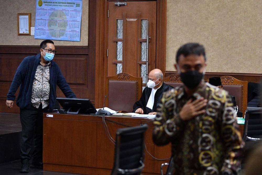 Terdakwa kasus dugaan suap penghapusan red notice Djoko Tjandra, Brigjen Pol Prasetijo Utomo (kiri) menghadiri sidang lanjutan di Pengadilan Tipikor, Jakarta, Senin (30/11/2020) (ANTARA FOTO/Sigid Kurniawan)