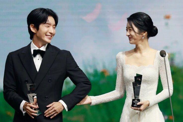 Bikin Baper, 10 Potret Kebersamaan Lee Joon Gi dan Seo Ye Ji di AAA