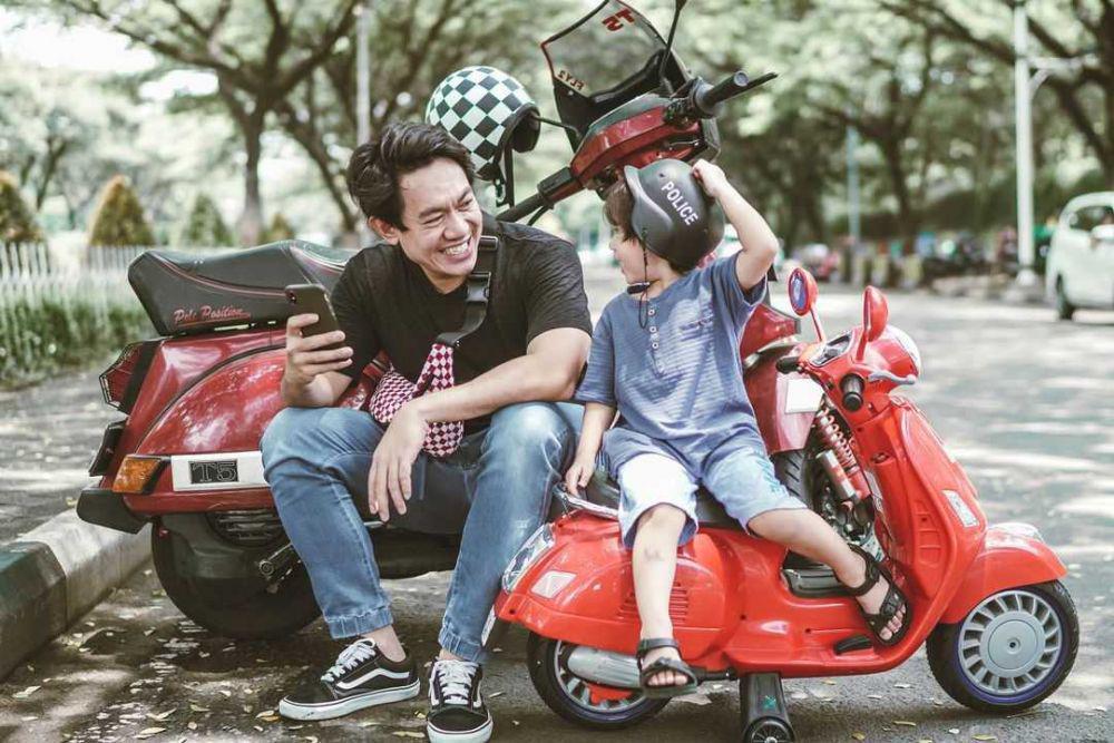 10 Potret Awet Muda Melki Bajaj, Makin Berkarisma di Usia 37 Tahun!