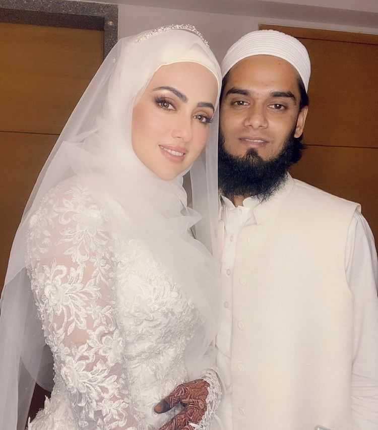 instagram.com/sanakhaan21