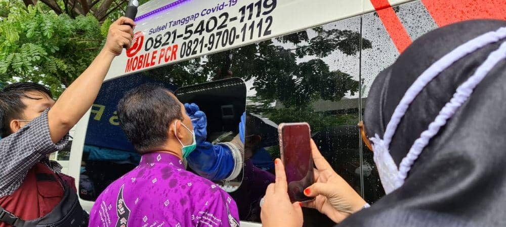 Gubernur Sulsel Nurdin Abdullah menjalani tes swab saat peringatan hari Guru Nasional di Hotel Gammara Makassar, Senin (30/11/2020). Humas Pemprov Sulsel