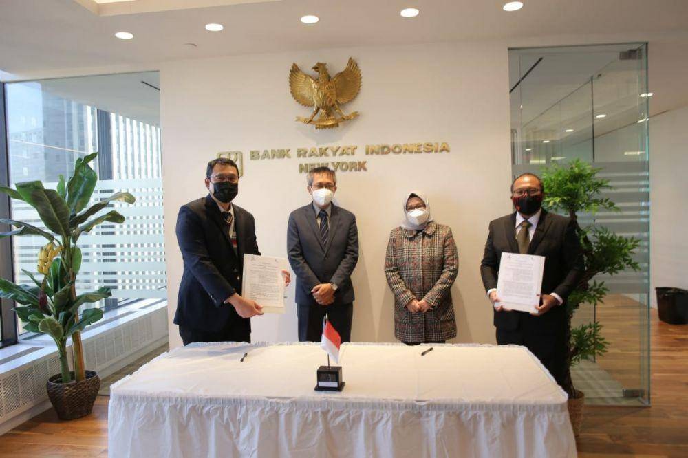 Kepala Indonesian Trade Promotion Center (ITPC) Los Angeles, Bayu Nugroho, dengan General Manager BRI New York Agency Tri Hartono menandatangani MoU untuk meningkatkan ekspor dari Indonesia ke AS. (Dok. Bank BRI)
