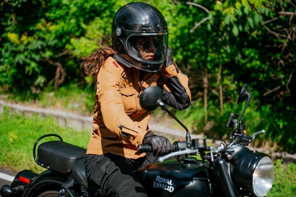 Bergaya Tomboi, 10 Potret Keren Adinda Thomas yang Lagi Naik Motor