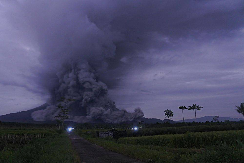 Guguran awan panas teramati dari Kecamatan Candipuro, Lumajang, Jawa Timur, Selasa (1/12/2020). (ANTARA/Seno/rwa).