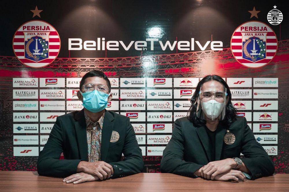 Ryuji Utomo bersama Ferry Paulus. (persija.id).