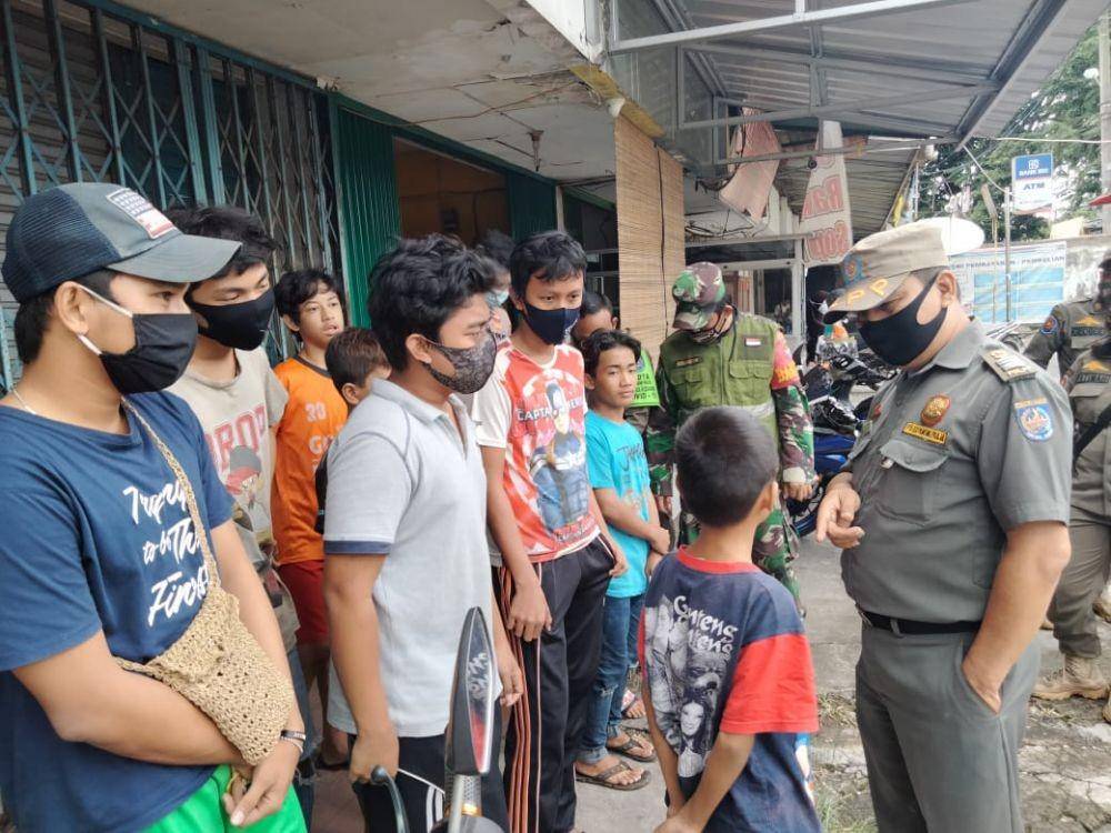 Anggota Satpol PP Kota Depok melakukan razia Warnet di Warnet Jalan Sentosa, Kecamatan Sukmajaya, Kota Depok (Dok. Satpol PP)