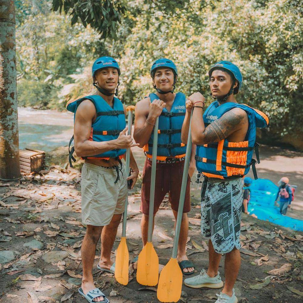 Daffa Wardhana saat rafting di sungai di Ubud, Bali. instagram.com/daffawardhana