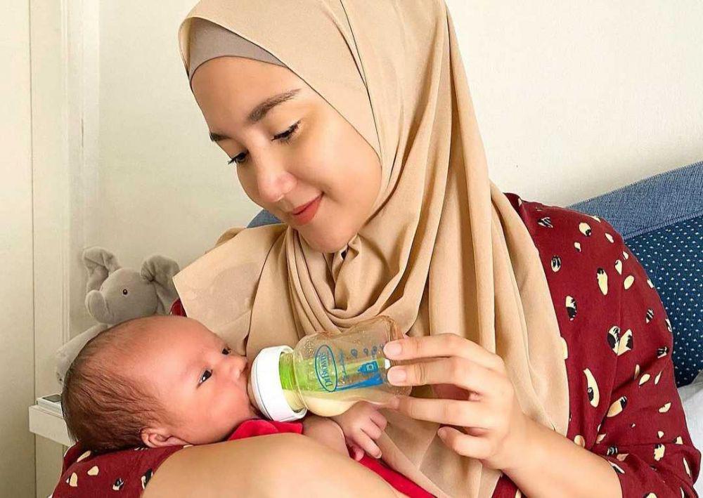 Mama Idaman, 9 Potret Manis Erica Putri Saat Momong Baby Zee