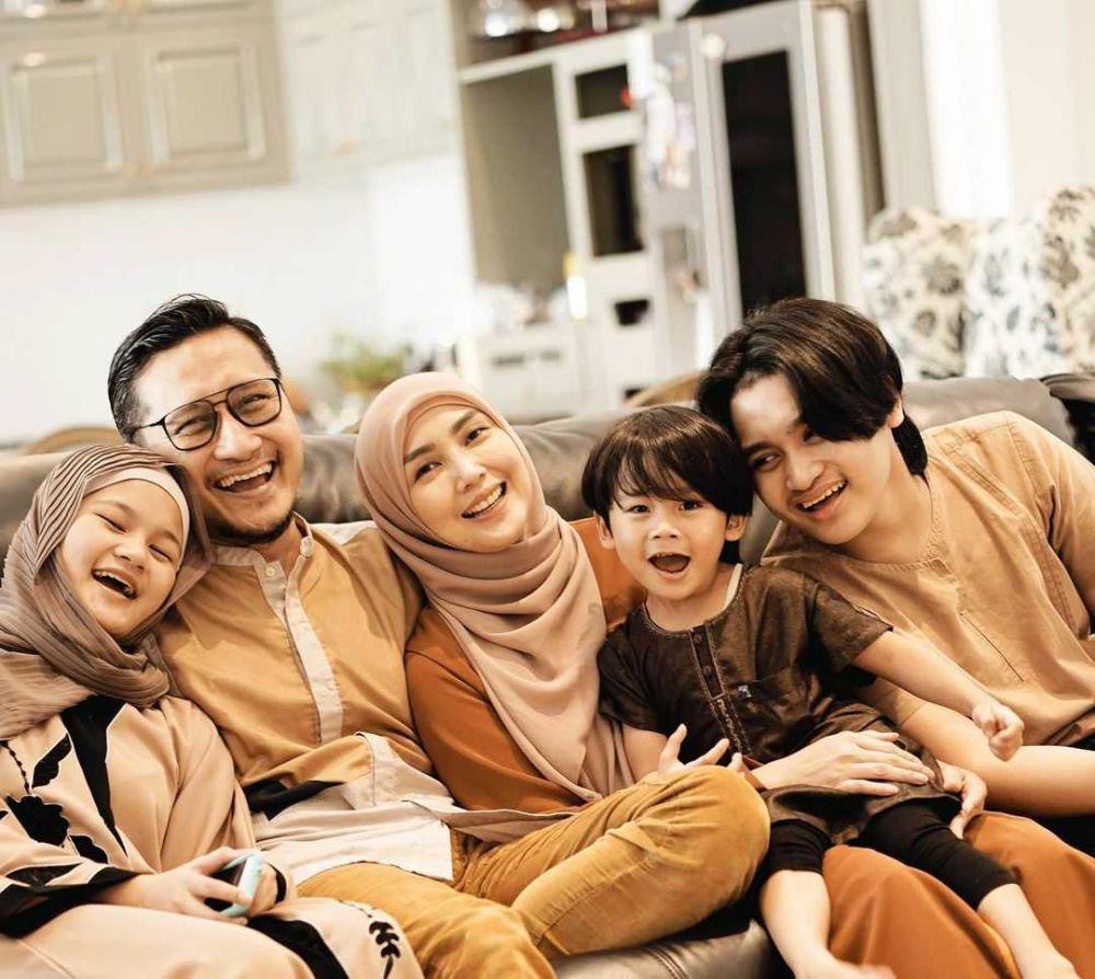 9 Potret Keluarga Artis yang Memutuskan untuk Berhijrah, Bikin Adem!
