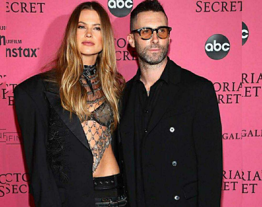9 Gaya Anti-Mainstream ala Adam Levine dan Behati Prinsloo, Swag Abis!
