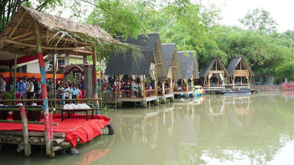 Pengunjung bisa menikmati suasana waduk yang asri sambil menikmati kuliner aneka olahan ikan air tawar yang nikmat di Waduk Lecari. (Dok. Banyuwangi)