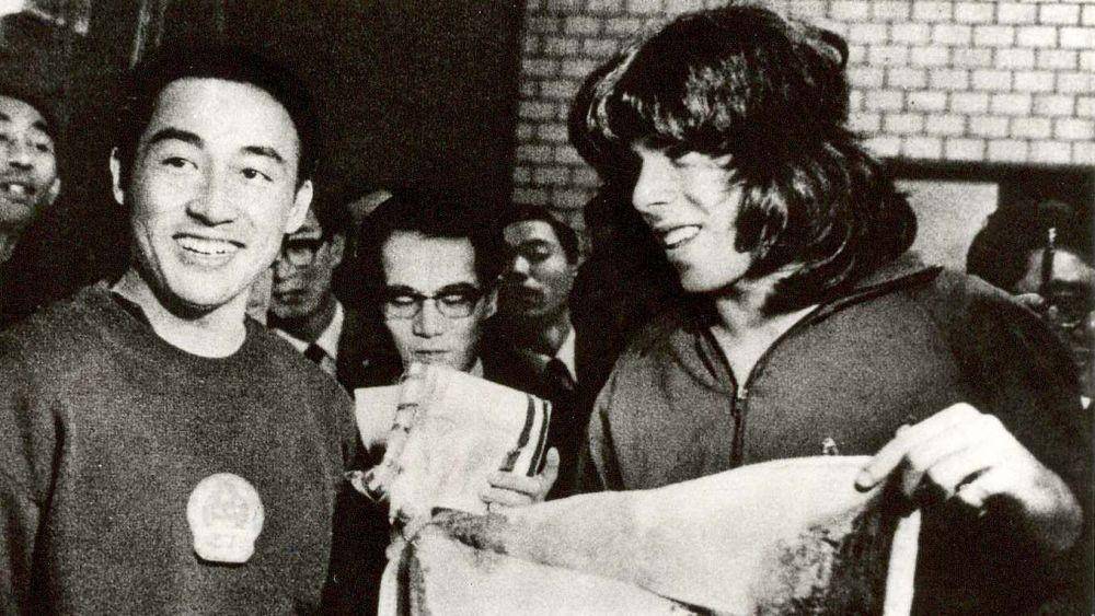 Zhuang Zedong (Kiri) memberikan hadiah pada Glenn Cowan (Kanan). chinausfocus.com