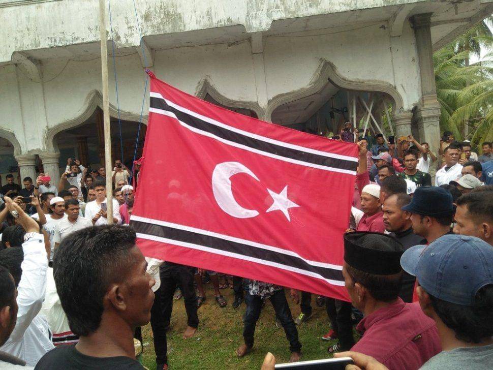Pengibaran Bendera Bulan Bintang di Aceh (Foto: Portalsatu.com)