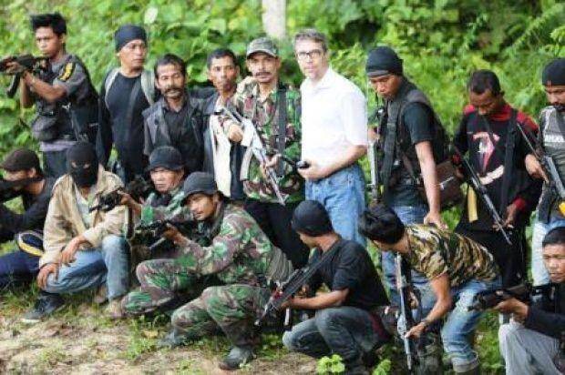 Juha Christensen, fasilitator perundingan damai Gerakan Aceh Merdeka-RI bersama Din Minimi dan pasukannya di kamp perlawanan di hutan Aceh. (Dokumen Juha Christensen)