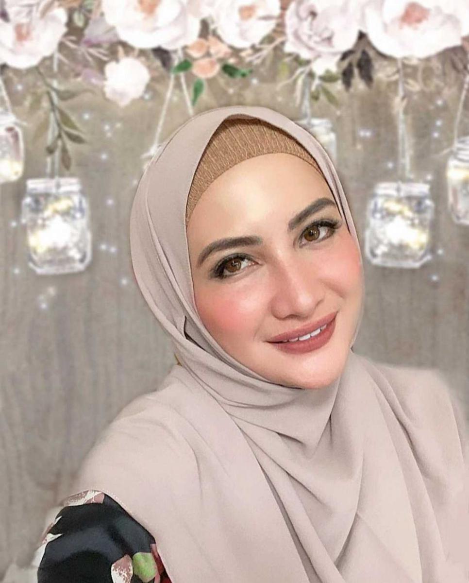10 Potret Berhijab Natalie Sarah yang Menawan Menginjak Usia 37 Tahun