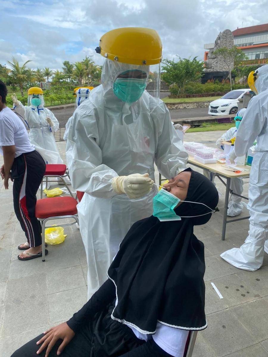 Pemeriksaan uji swab di Poltrada Bali (Dok.IDN Times/Dinas Kesehatan Tabanan)