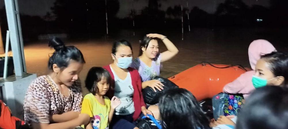 Banjir Rendam Ratusan Rumah di Cilegon, Puluhan Kotak Suara Rusak