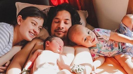 10 Momen Edward Akbar Jadi Ayah Siaga untuk Dua Balita Tercinta