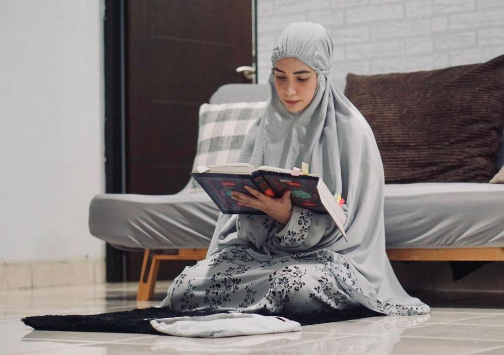 9 Pesona Istri Arya Saloka Saat Berhijab dan Kenakan Mukena, Adem!