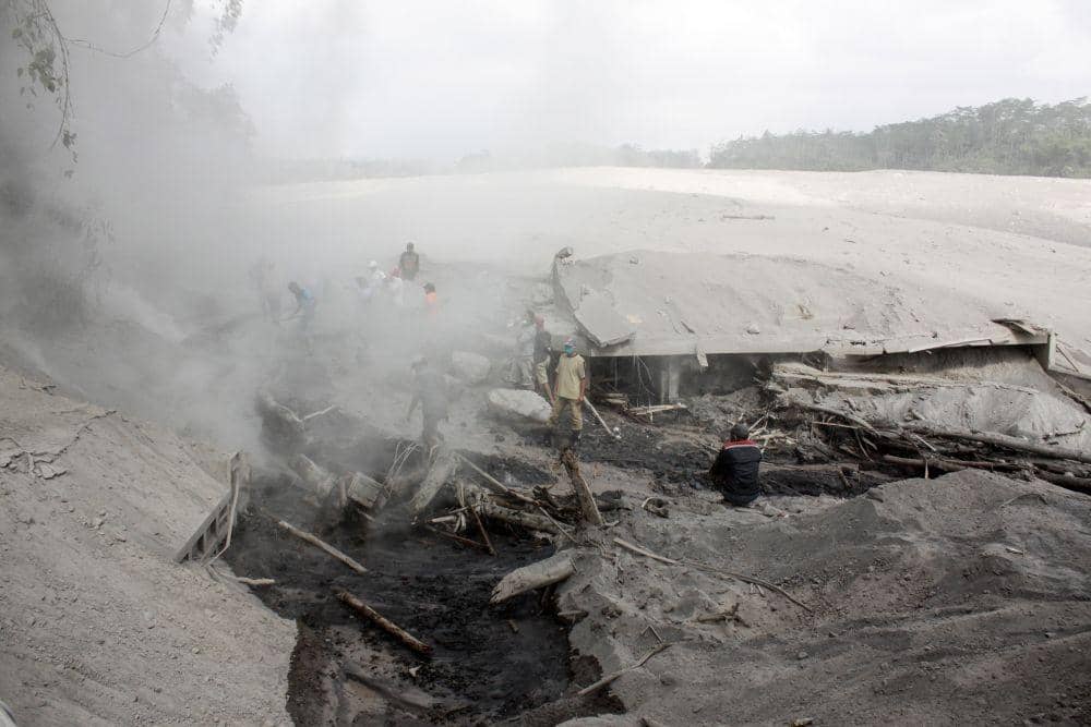 Warga mencoba membuat akses lahar panas erupsi Gunung Semeru di kawasan Besuk Kobokan, Pronojiwo, Lumajang, Jawa Timur, Rabu (2/12/2020) (ANTARA FOTO/Umarul Faruq)