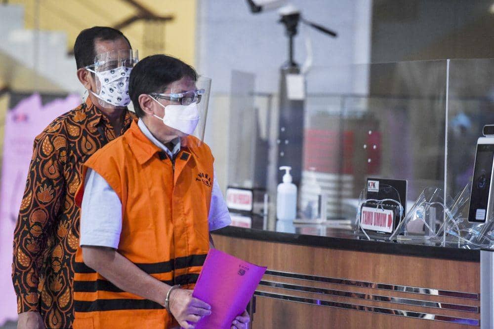 Mantan Direktur Teknik dan Pengelola Armada PT Garuda Indonesia (Persero) Tbk Hadinoto Soedigno (kanan) mengenakan rompi tahanan usai diperiksa di gedung KPK, Jakarta, Jumat (4/12/2020) (ANTARA FOTO/Hafidz Mubarak A)