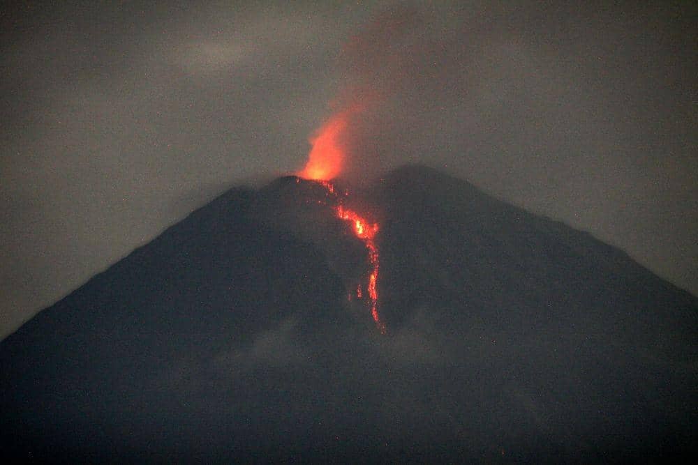 Guguran lava pijar Gunung Semeru terlihat dari Desa Oro Oro Ombo, Pronojiwo, Lumajang, Jawa Timur, Rabu (2/12/2020) (ANTARA FOTO/Umarul Faruq)
