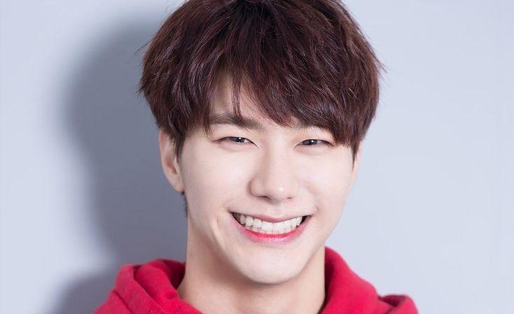 10 Potret Senyum Khas Milik Seungsik VICTON, Menggemaskan
