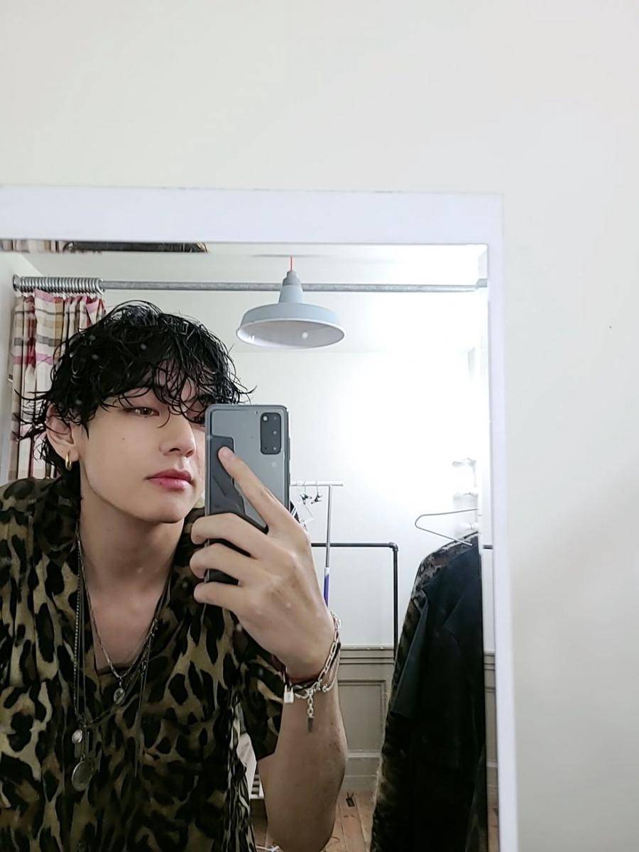 V BTS (twitter.com/BTS_twt)
