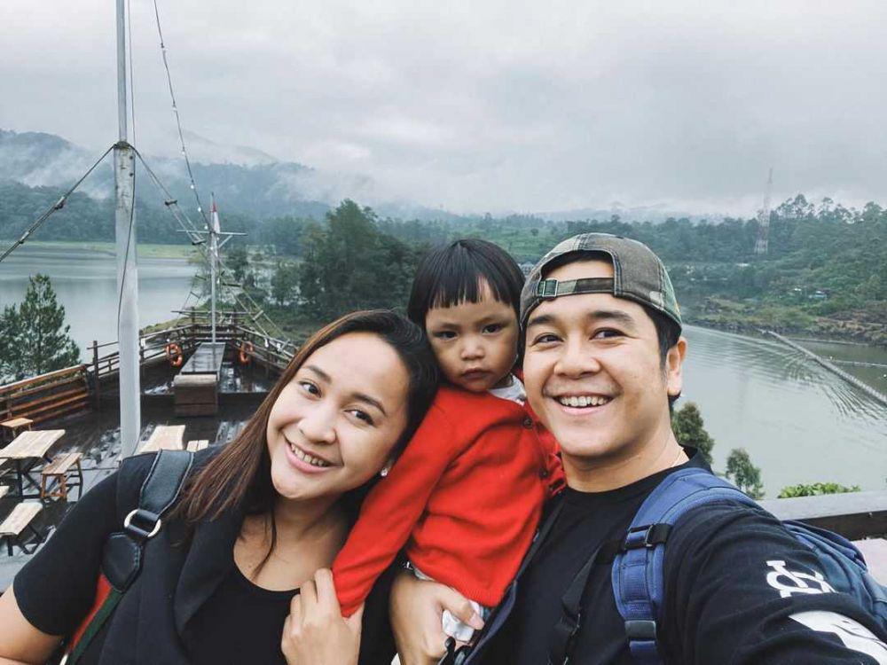 Sayang Keluarga, 10 Potret Sweet Malvino Fajaro yang Family Man Abis!