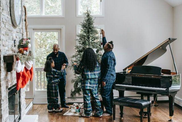 ilustrasi pohon natal  (pexels.com/Any Lane)