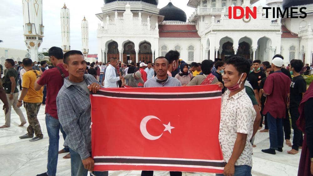 Bendera Bulan Bintang dikibarkan dalam milad Gerakan Aceh Merdeka di halaman Masjid Raya Baiturrahman, Kota Banda Aceh (IDN Times/Saifullah)