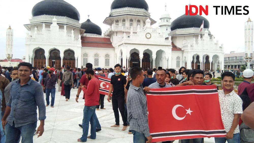 Warga berkesempatan untuk foto dengan Bendera Bulan Bintang (IDN Times/Saifullah)