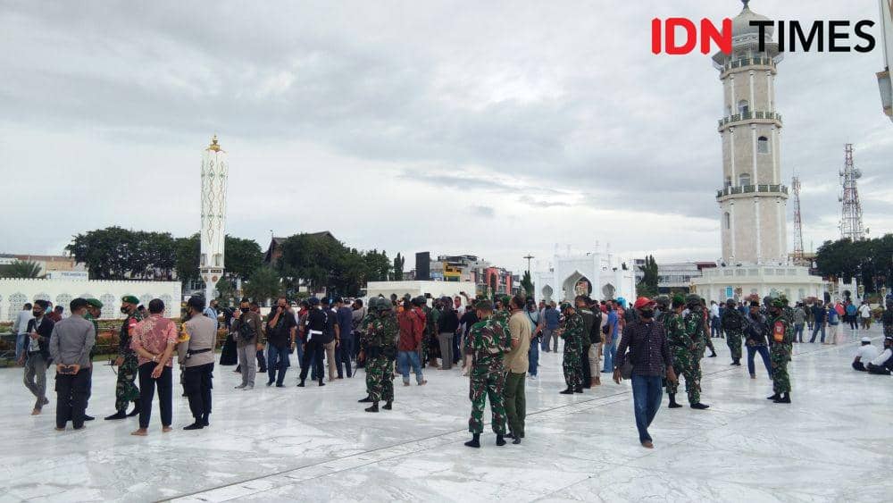 Pengibaran Bendera Bulan Bintang oleh simpatisan dan eks kombatan Gerakan Aceh Merdeka di halaman Masjid Raya Baiturrahman, Kota Banda Aceh (IDN Times/Saifullah)