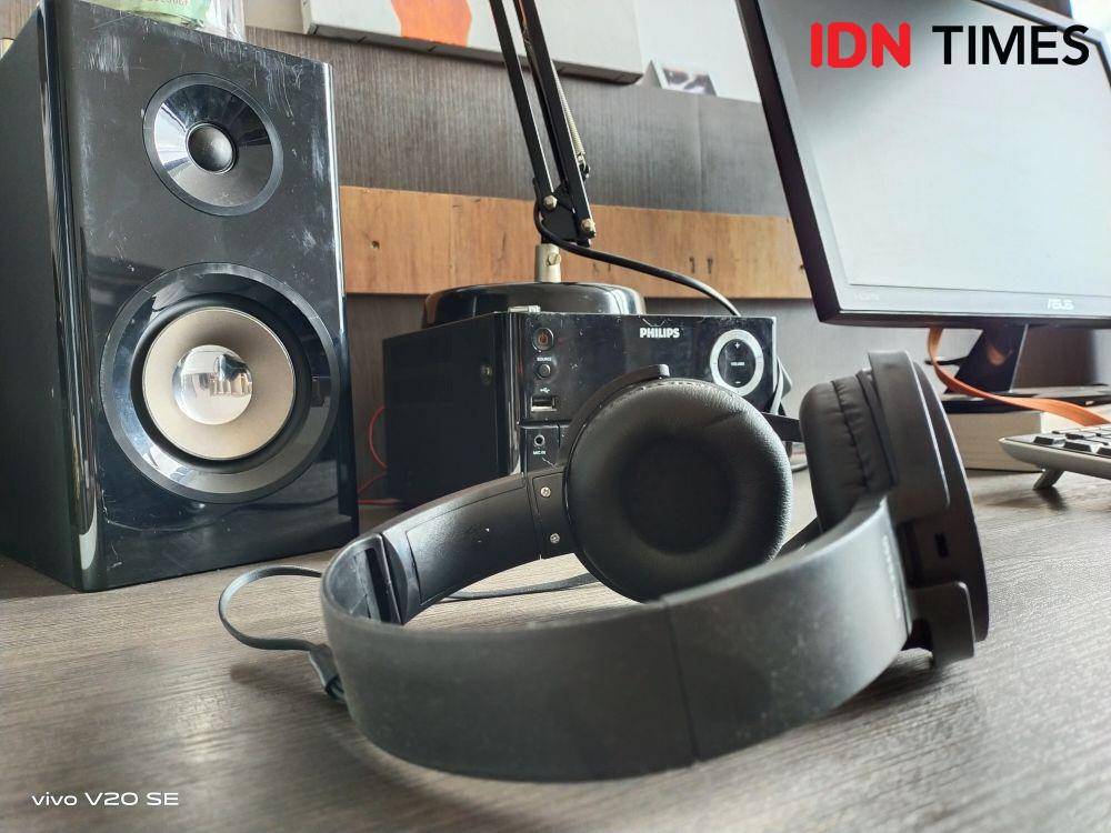 Ilustrasi mendengarkan musik. IDN Times/Nurulia R. Fitri