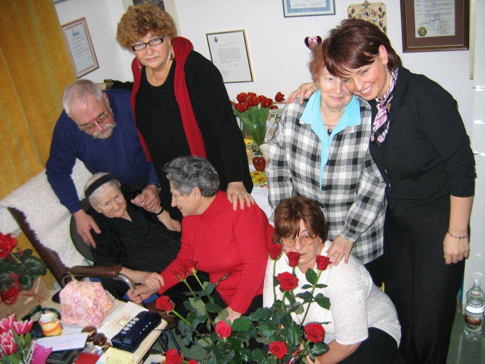 Irena Sendler (baju hitam, duduk) bersama dengan orang-orang yang dulunya ia selamatkan saat masih anak-anak (2005). commons.wikimedia.org