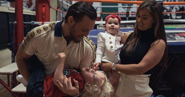 10 Potret Kebersamaan Conor McGregor dengan Keluarga, Ceria!