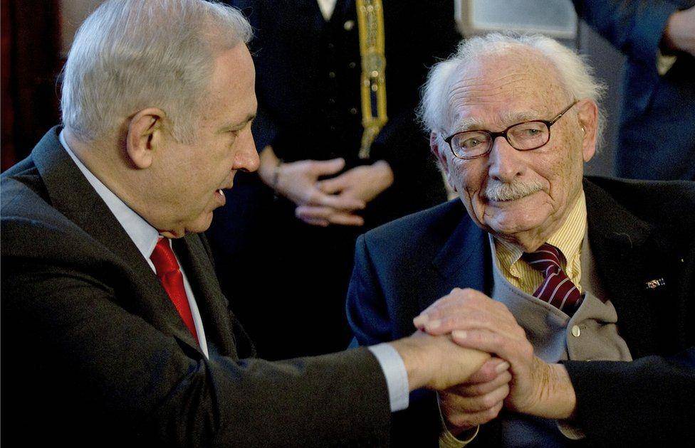 PM Israel, Benjamin Netanyahu (kiri), dan Johan van Hulst (kanan) pada 2012. bbc.com