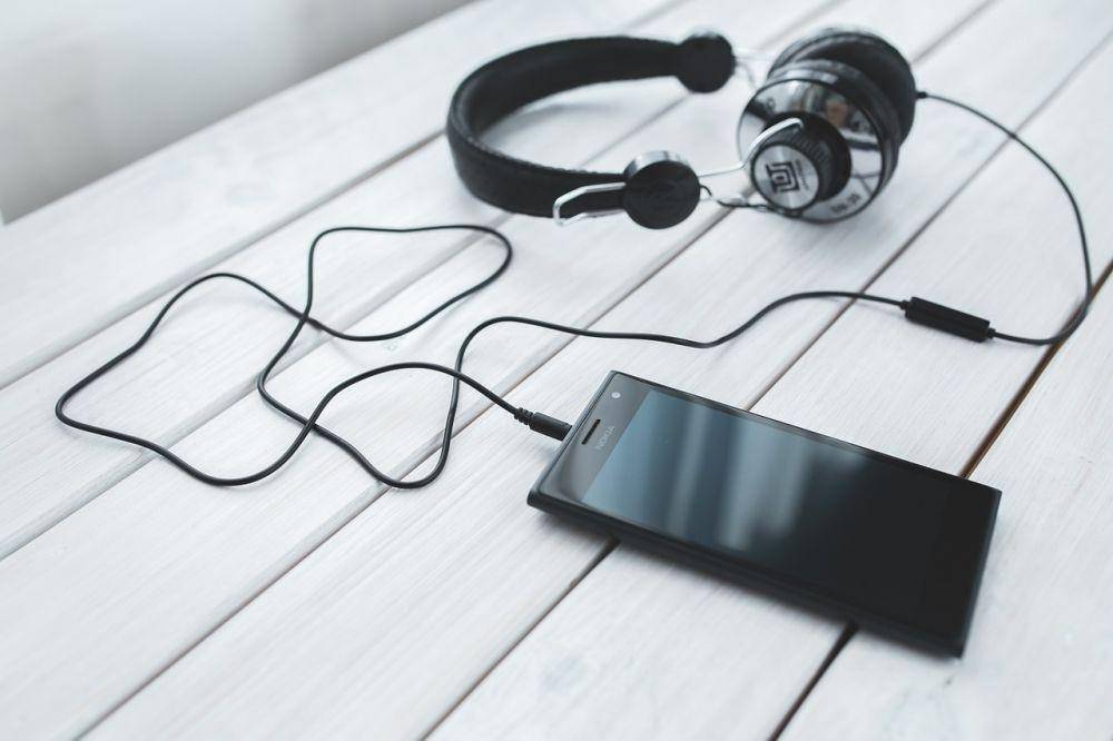 Smartphone dan audio. pixabay.com/kaboompics