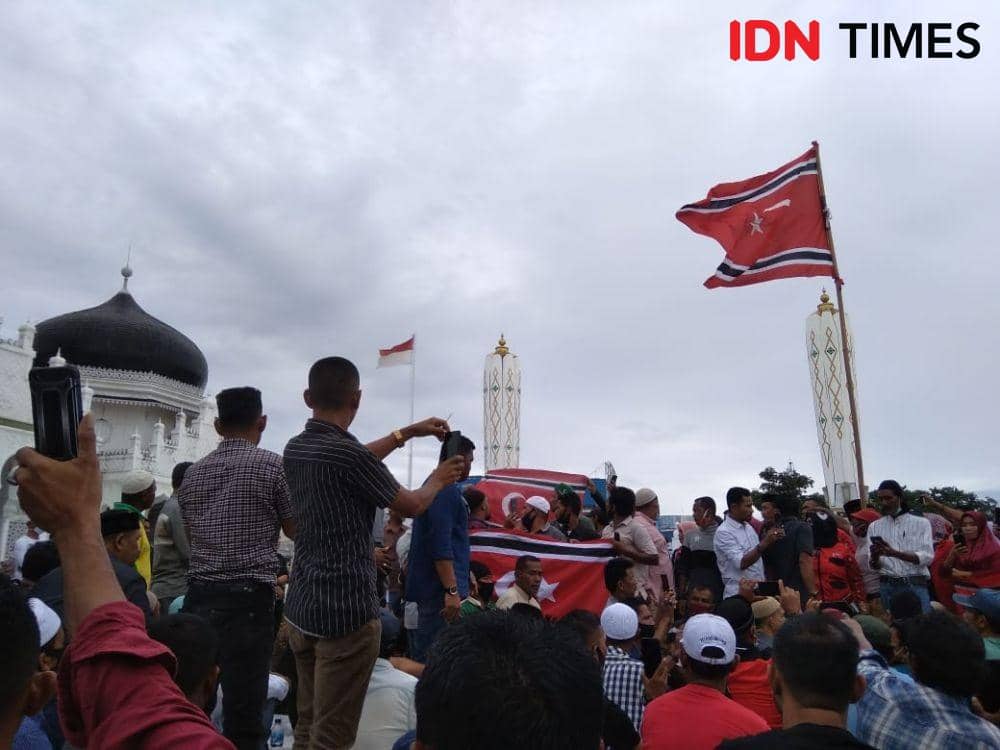 Massa mengibarkan Bendera Bulan Bintang di halaman Masjid Raya Baiturrahman (IDN Times/Saifullah)