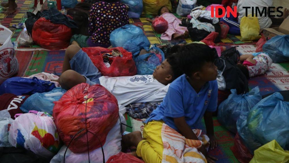 Potret Haru Suasana Posko Pengungsian Korban Banjir Tanjung Selamat
