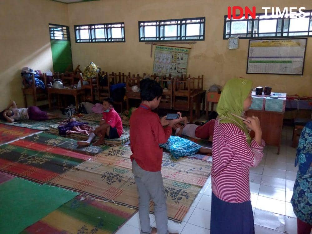 Kondisi posko pengungsian warga di SDN 2 Tumanggal, Jumat (4/12/2020)./Foto: Rudal Afgani