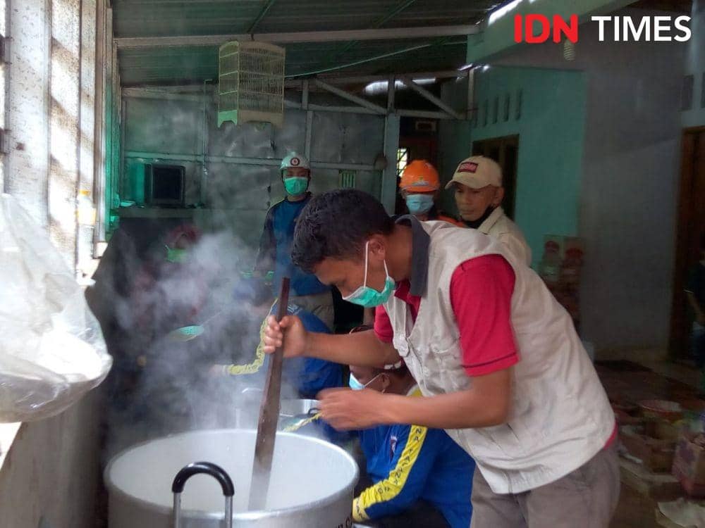 Relawan dapur umum memasak makanan untuk pengungsi di Desa Tumanggal Kecamatan Pngadegan, Jumat (4/12/2020)./Foto: Rudal Afgani