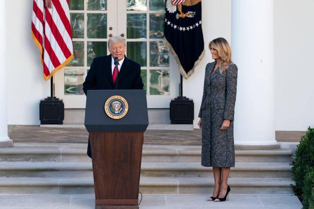 foto Presiden Donald Trump bersama istrinya saat menyampaikan ucapan Thanksgiving. Sumber:twitter.com/ Melania Trump