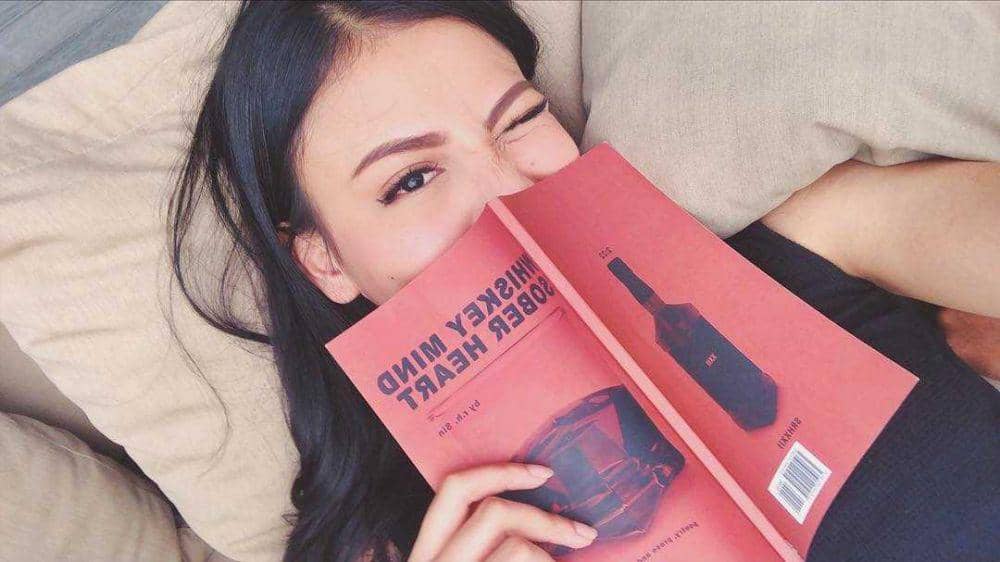 Memukau, 9 Potret Valeria Stahl yang Hobi Baca Buku