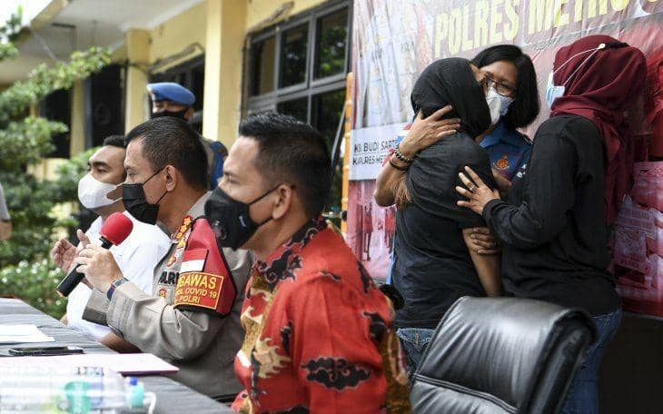 Mantan penyanyi cilik Ratna Fairuz Albar atau Iyut Bing Slamet (kiri) dihadirkan saat rilis kasus pengungkapan penyalahgunaan narkoba di Mapolres Jakarta Selatan, Jakarta, Sabtu (5/12/2020). ANTARA FOTO/Hafidz Mubarak A/hp