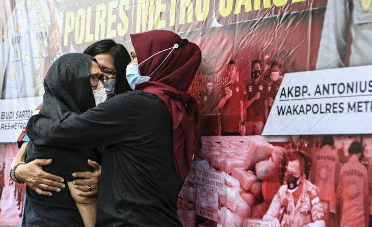 Mantan penyanyi cilik Ratna Fairuz Albar atau Iyut Bing Slamet (kiri) dihadirkan saat rilis kasus pengungkapan penyalahgunaan narkoba di Mapolres Jakarta Selatan, Jakarta, Sabtu (5/12/2020). ANTARA FOTO/Hafidz Mubarak A/hp