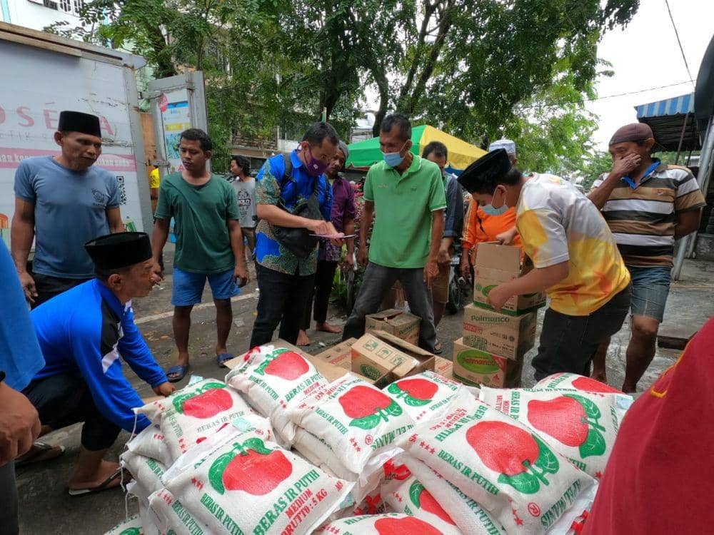 MTXL Axiata dan PFI Medan Salurkan Bantuan untuk Korban Banjir Medan (Dok. IDN Times)
