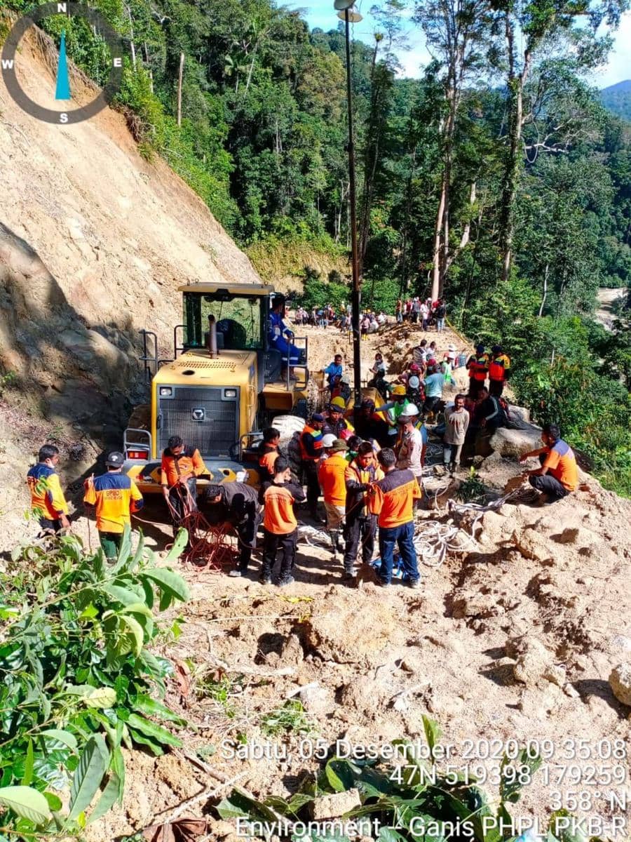 Proses pencarian operator excavator proyek PLTA Batangtoru  yang jatuh ke sungai (Dok. IDN Times)