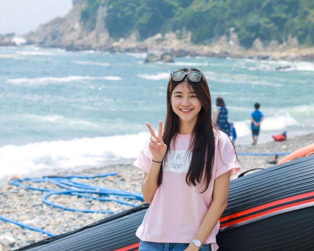 Selalu Paripurna! 10 Potret Kece Amelia Tantono Berpose Dua Jari