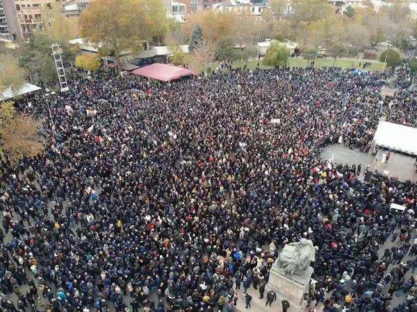 Puluhan ribu demonstran di Armenia menuntut Perdana Menteri Armenia, Nikol Pashinyan, mundur dari jabatannya pada hari Sabtu, 5 Desember 2020, waktu setempat. (Twitter.com/301_AD)
